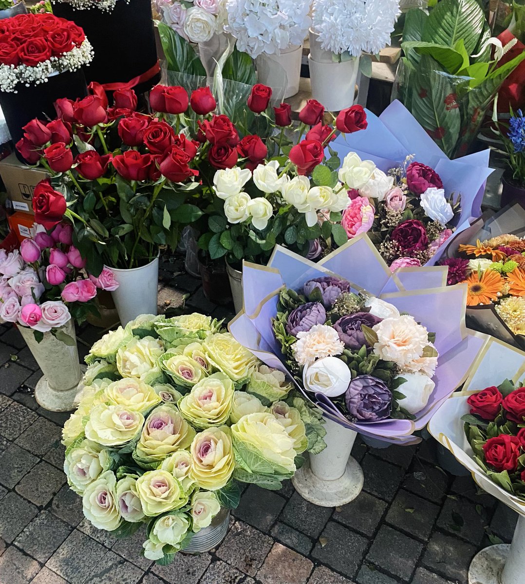 Öndeki beyazlar süs lahanasıymış tam erkeğe alınacak çiçek
