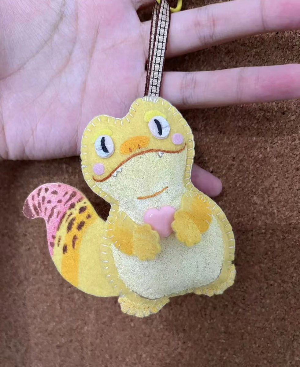 DemiAvabagwell's tweet photo. Using non-woven fabric, I made a Jimmy pendant that I'm going to hang on my bag and take with me to see the world!
@MelancholyJimmy @ChameleonTravel @Donnie_eth https://t.co/dBCpkKE3Z8