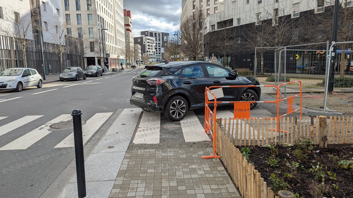 Tranquilou Bilou, le chef de chantier vient s'assurer que tout se passe bien en squattant passage piéton et piste cyclable.