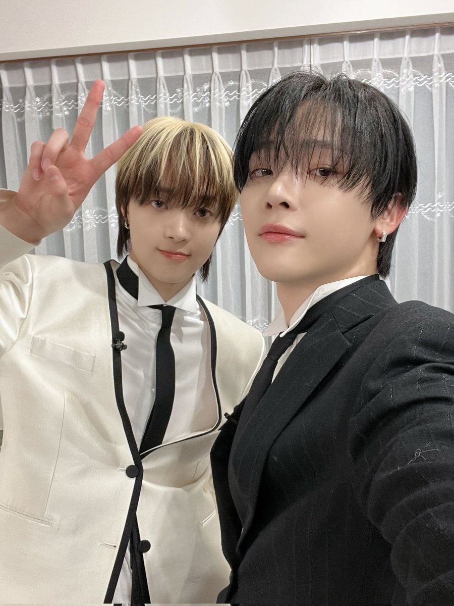 meaningful_pack's tweet photo. 오늘자 대저택은 정말 🐶판.. 아니아니! 늑대판이었네요😅
집사와 담당 깡패를 넘나드는
New 집사님들과의 여정은 토요일까지 계속됩니다🐺🖤

<대저택> 답을 주세요 집사님 EP.8-2
1월 11일(토) 오후 10시 공개
#대저택 #andTEAM @andTEAMofficial https://t.co/Htsj0m8xWB
