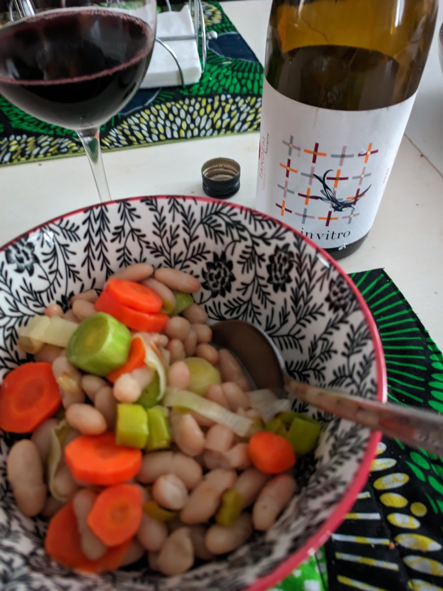 #bodegón

Alubias y tinto navarro. 

Probad los vinos de Bodegas Tándem, son una maravilla.