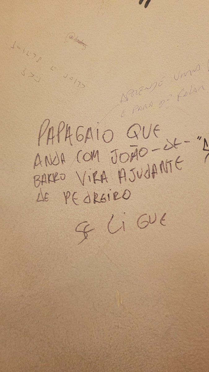 Judospassarin's tweet photo. eu dou uma risada sincera sempre que vejo essa pérola na parede do RU https://t.co/mv2Gtfd3Ni