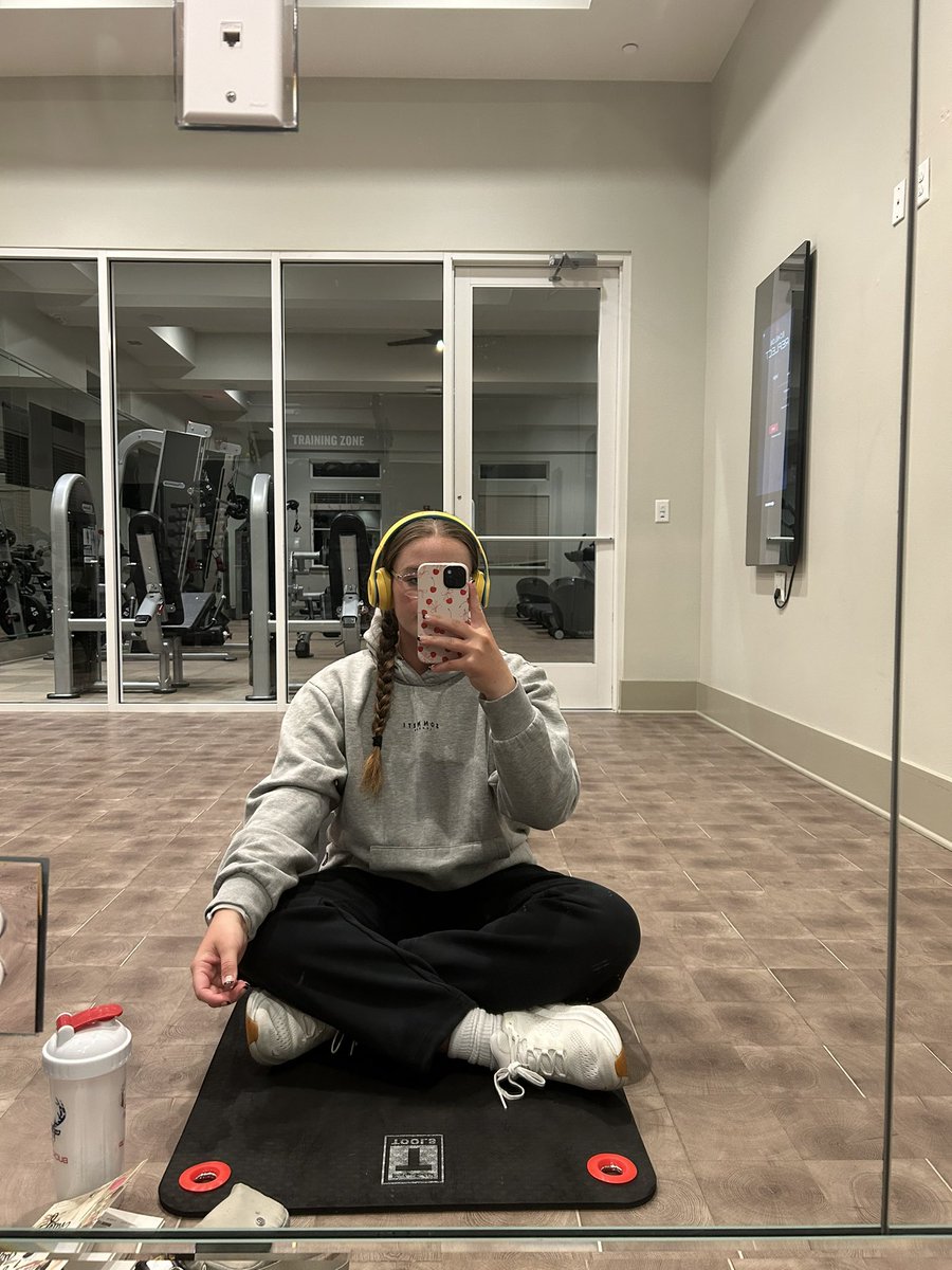 immackenzie7's tweet photo. Day 12 of #gymshark66 💪🏼 
1.Meal Prep
2.Exercise Daily 
3.10 minute meditation https://t.co/xP0sFMpTqm