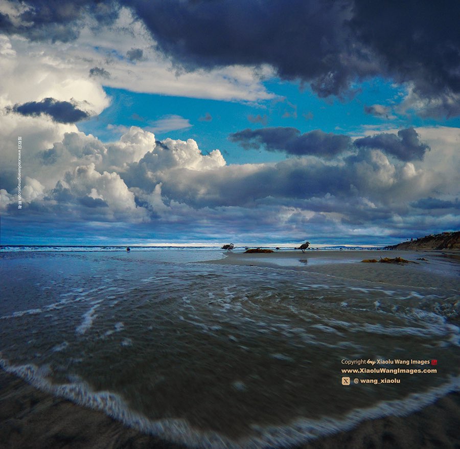 The cloud said to the sea: "You are so beautiful!"The sea replied to the cloud:”Because I have you!"/La nube le dijo al mar: "¡Eres tan hermosa!"El mar respondió a la nube: "¡Porque te tengo!"/Le nuage dit à la mer:”Tu es si belle!"La mer répondit au nuage:"Parce que je vous