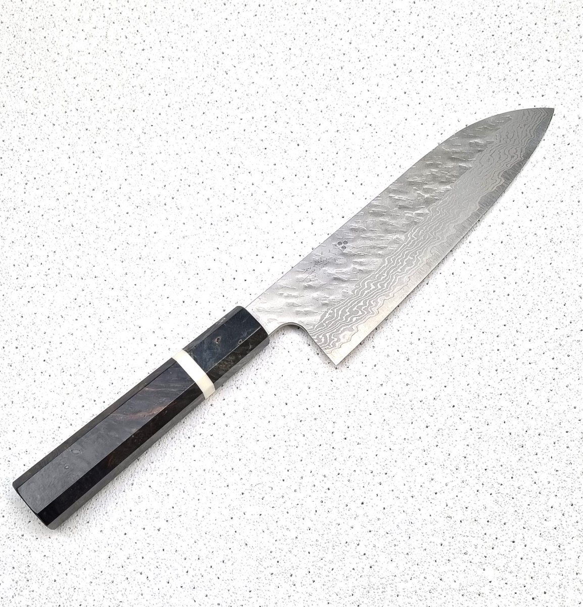 Nigara VG10 Tsuchime Damast Migaki Santoku 18 cm.
61 HRC Rockwell , met een heft van gestabiliseerd berkenhout Octagonaal ( 8 hoekig ). Met damast en Tsuchime afwerking. De laatste ! nu #OnlineAndinStore bij ons #Koksmesexpert nu € 235