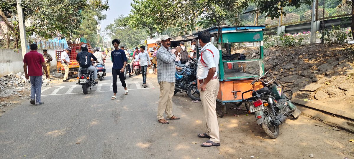 VjaCityPolice's tweet photo. హెల్మెట్ ఆవశ్యకతపై మరియు పెండింగ్ ట్రాఫిక్ చలాన్ల విషయంపై నగరంలో విస్తృతంగా తనిఖీలను నిర్వహిస్తున్న ఎన్.టి.ఆర్.జిల్లా పోలీసులు.
#helmetdrive #FollowTrafficRules #wearhelmet #DriveSafeLiveSafe #vijayawadacity #NTRDistrict #AndhraPradeshStatePolice @APPOLICE100 https://t.co/LDOezSPCyT