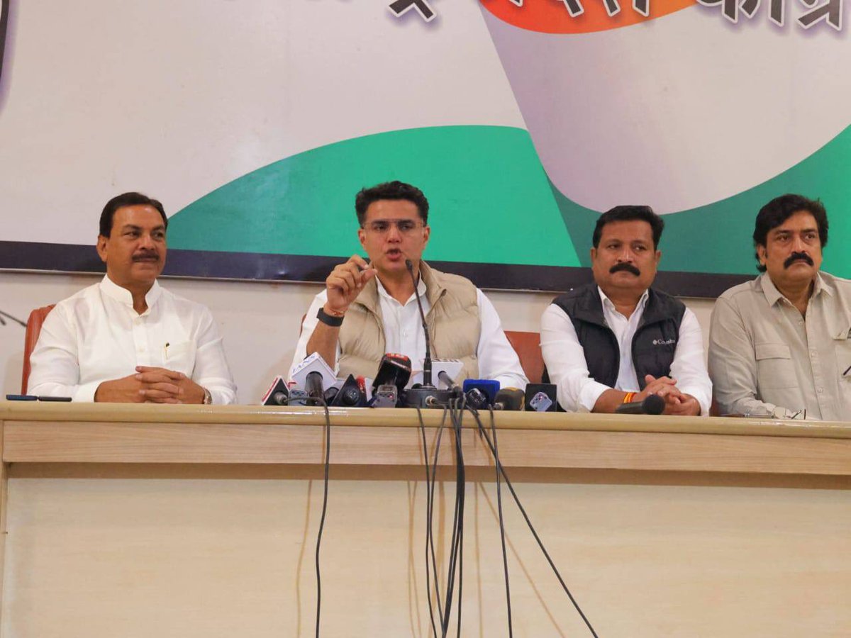 SachinPilot's tweet photo. केंद्र की भाजपा सरकार की दिशाहीन नीतियों ने देश की आर्थिक व्यवस्था पर गहरा आघात किया है।

केंद्र की भाजपा सरकार ने जल्दबाजी एवं बिना पूर्ण तैयारी के जिस प्रकार GST लागू किया उसने गरीब-मध्यम वर्ग के उपभोक्ता एवं लघु-मध्यम कारोबारियों के लिए विपरीत परिस्थितियां उत्पन्न कर दी हैं।
आगामी बजट से पहले कांग्रेस पार्टी की यह मांग है कि GST के भार ने जनता के लिए आर्थिक कठिनाइयां खड़ी कर दी हैं,जिसमें उन्हें राहत दी जाए। 

हमारी मांग है कि इसके निराकरण को लेकर केंद्र सरकार को संवेदनशीलता के साथ चिंतन करना चाहिए।

जनता से जुड़े इस मुद्दे पर आज प्रेसवार्ता को संबोधित किया।

📍 मुंबई

@INCMaharashtra
@INCMumbai 
@INCIndia
