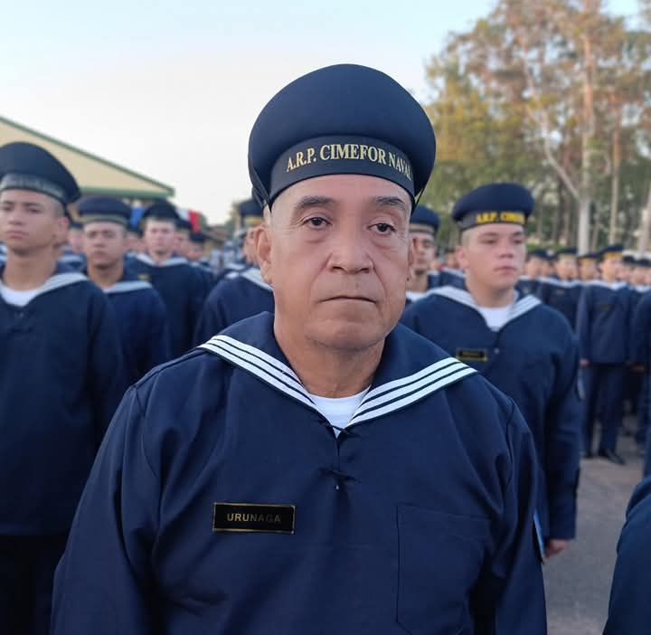 delpynews's tweet photo. ▶️VIRAL | ​​​​​​​​​​​​📲

Una profesora jubilada de 52 años y un metalúrgico de 62 se unieron al Cimefor.⚓

📌María Cristina Maldonado y Luis Alberto Urunaga decidieron ir al cuartel, pese a sus edades.

📸​Armada Paraguaya https://t.co/ZPgXBgCro7