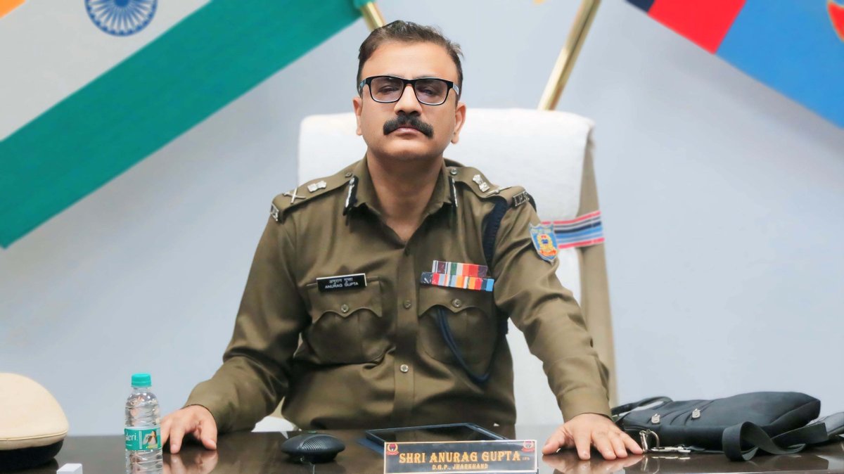 JharkhandPolice's tweet image. श्री अनुराग गुप्ता, पुलिस महानिदेशक, झारखंड ने की समीक्षात्मक बैठक

मादक पदार्थों के विनष्टीकरण एवं नशा उन्मूलन अभियान को और सशक्त बनाने हेतु वरीय पदाधिकारियों को दिए आवश्यक दिशा-निर्देश

झारखंड पुलिस :: सेवा ही लक्ष्य