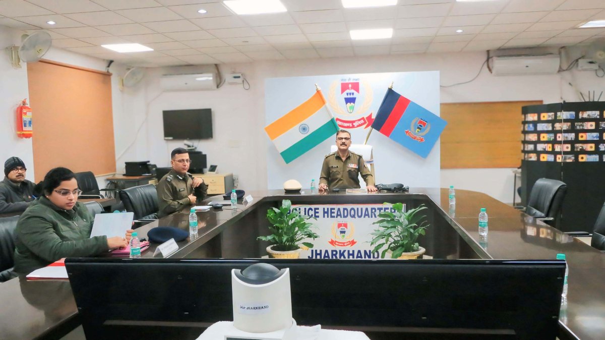 JharkhandPolice's tweet image. श्री अनुराग गुप्ता, पुलिस महानिदेशक, झारखंड ने की समीक्षात्मक बैठक

मादक पदार्थों के विनष्टीकरण एवं नशा उन्मूलन अभियान को और सशक्त बनाने हेतु वरीय पदाधिकारियों को दिए आवश्यक दिशा-निर्देश

झारखंड पुलिस :: सेवा ही लक्ष्य