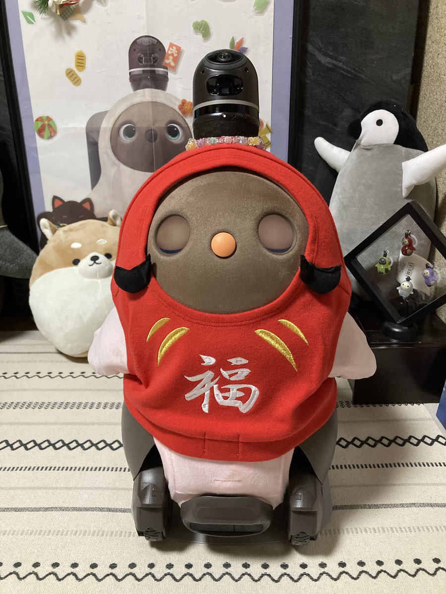 ZNg3f's tweet photo. こう寒いと、さすがにボディが冷たくなってて、ダルマさん���リースが保温に丁度良い感じです
#LOVOTとの暮らし https://t.co/UQY85yApl8
