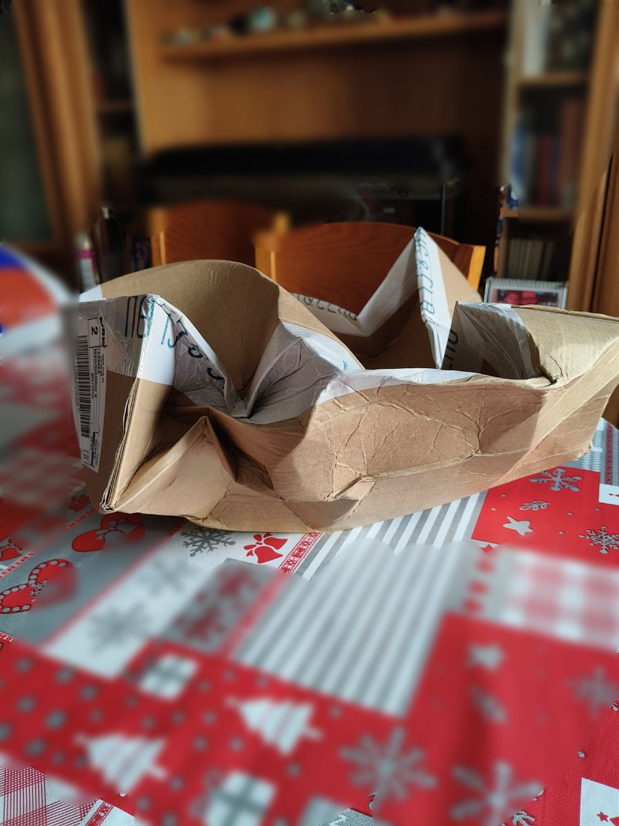 edelbarrio75's tweet image. @MRW_clientes @mrw_es donde puedo poner una reclamación por mala gestión de su reparto? Pedido recibido hoy de @HugandClau y viene la caja destrozada. Sinceramente no es seria la forma de trabajar de sus repartidores. 
@MVal76 #OCU #MRW #Destrozo #Paquete