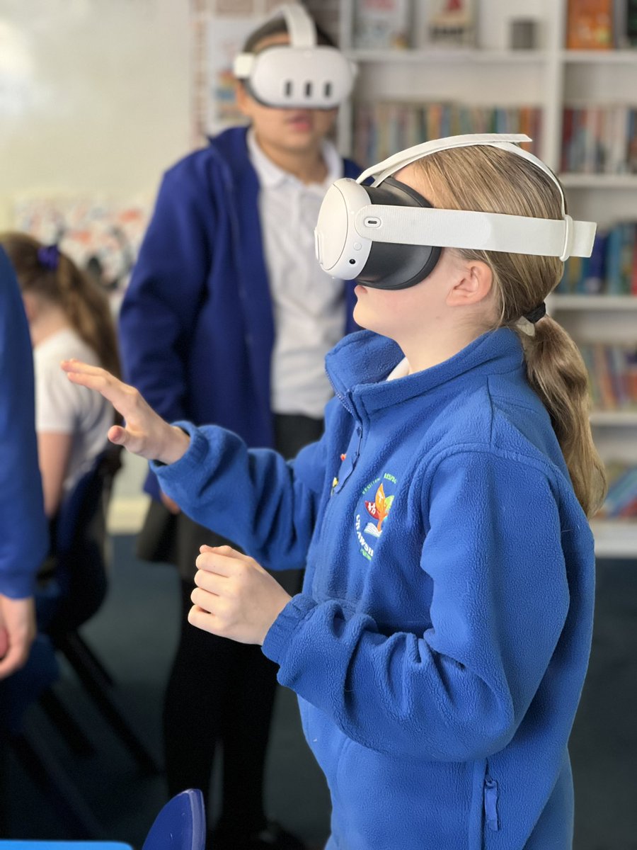 Crawshawboothps's tweet image. Upper Juniors using virtual reality to experience the life of an astronaut! #SpaceWalk