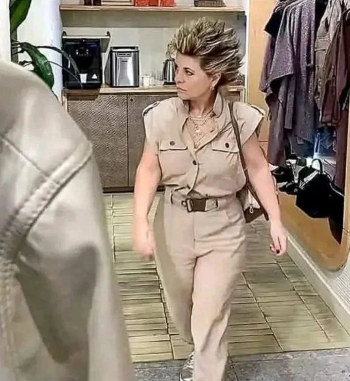 Jackasaurus1886's tweet photo. Tell you what now lads. If I was still working in my old retail job and I saw this creature coming towards me, I'd quit on the spot. On the fucking spot. No retail wage in the world is worth dealing with a super Karen. 

#Retail #IrishWorkers https://t.co/Jzrro7tJQN