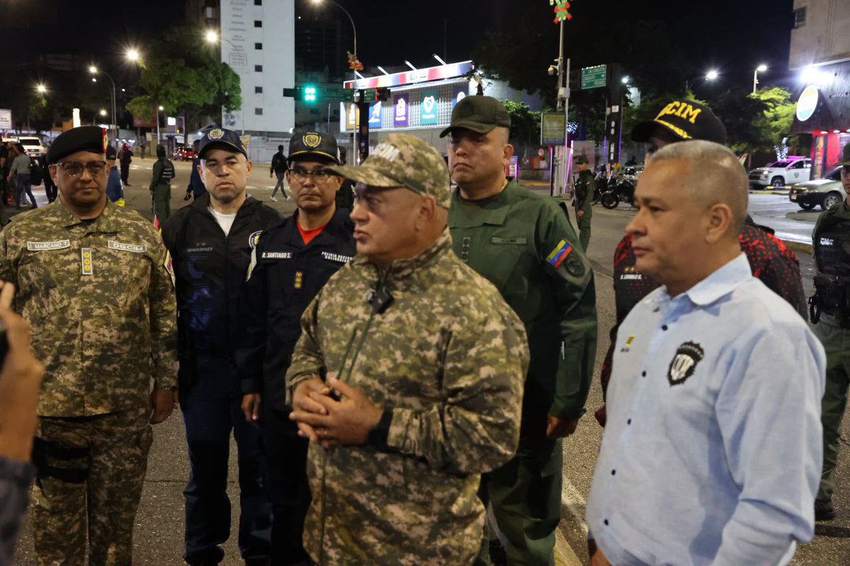 mar_ilopez26's tweet photo. #ULTIMAHORA l El Vpdte. Sectorial @dcabellor, durante el recorrido realizado la madrugada de este jueves; "El país quiere paz, quiere tranquilidad, la gente se siente bien cuando está en un ambiente tranquilo".

#9Ene https://t.co/rZFn8RudyX