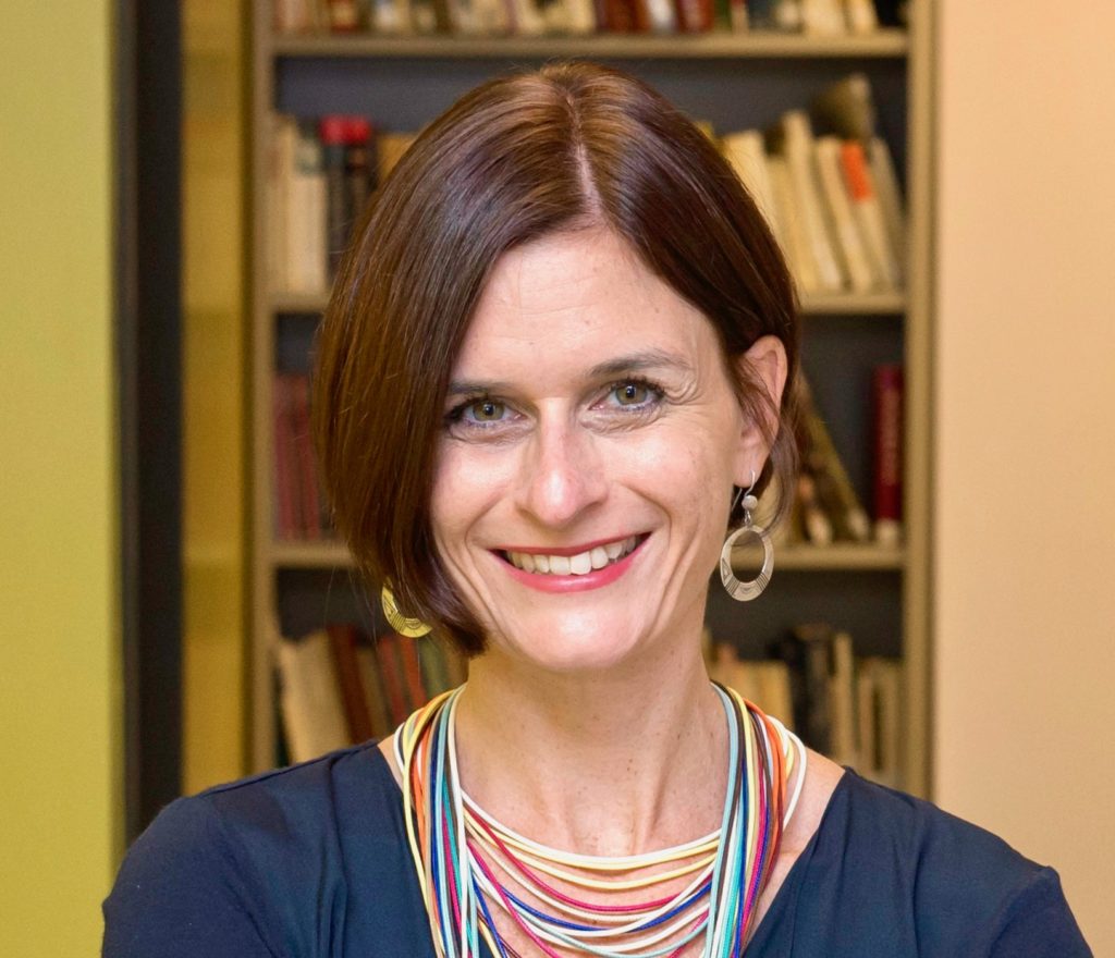 Notre Académie est trés heureuse d'intégrer Stéphanie Yates comme directrice des partenariats internationaux.
Stéphanie Yates est  professeure au Département de communication sociale et publique de l’Université du Québec à Montréal (UQAM).