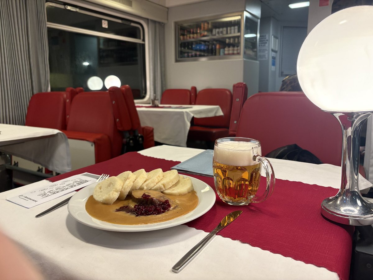 Ich bin auf dem Weg nach Kiel. Abends gibt einen einen EuroCity von Hamburg nach Kiel, der ursprünglich aus Prag kommt. Es ist ein tschechischer Zug in deren Speisewagen noch richtig gekocht wird. 
Empfehlung, es schmeckt ausgezeichnet!