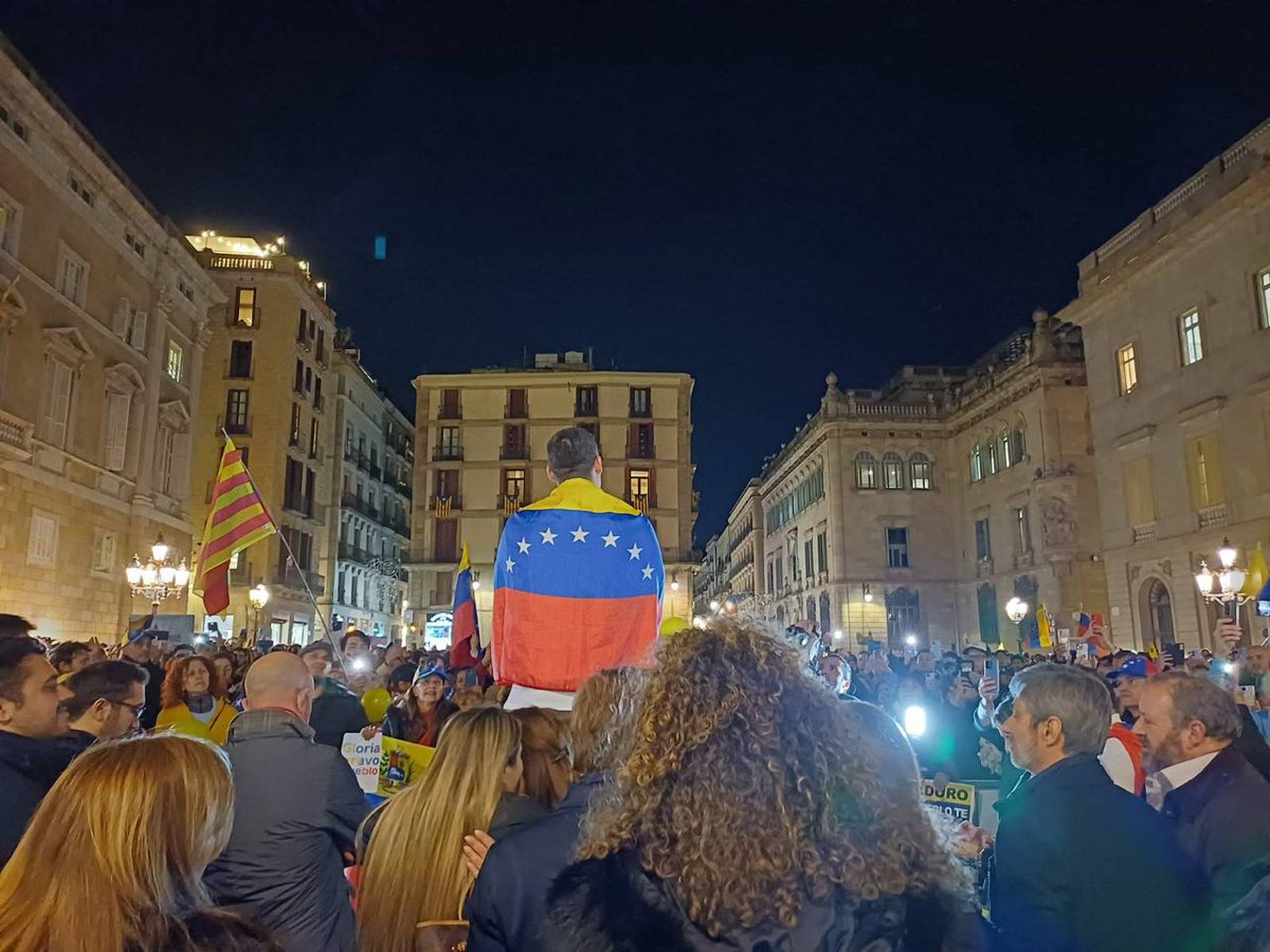 JuntsXCat's tweet photo. 📸 Una delegació de @JuntsXCat ha assistit avui a la concentració en defensa de la democràcia a Veneçuela i el respecte al resultat de les eleccions, que van donar la victòria a l'oposició.

✅ Tot el suport a la comunitat veneçolana, a la seva llibertat i la fi de la repressió. https://t.co/lMpFwdM9XG