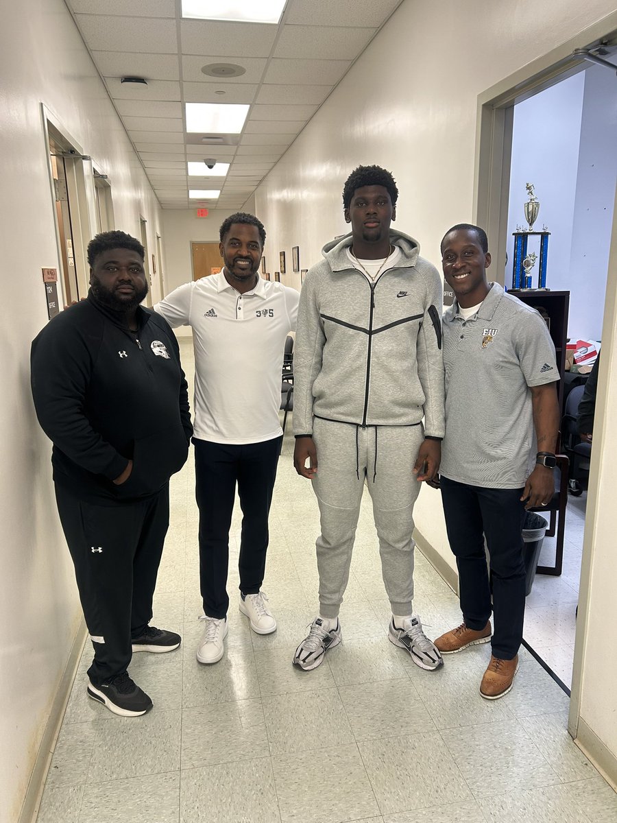 #pawsup <a href="/HCWillieSimmons/">Coach Willie Simmons</a> <a href="/CoachEdPata/">Edwin Pata 🇭🇹</a> <a href="/FIUFootball/">FIU Football</a>