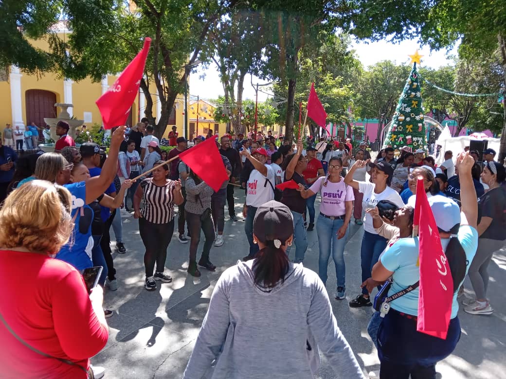 VictorJulioGo's tweet photo. La plaza es del pueblo ... No volverá la violencia. La Paz nos pertenece. Toma de la plaza Bolívar de Paz Castillo en defensa de la Paz y la NO violencia... En defensa de nuestro presidente Nicolás Maduro https://t.co/4VayI9EvQu