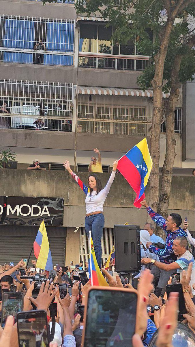 María Corina Machado, Juan Pablo Guanipa y otros líderes políticos innovan en una campaña de "corporalidad", una campaña presente.
No solo por presencia sino por marcar un ahora, un nuevo horizonte.
La gente responde y dice: "aquí estamos". También presentes.
Por el futuro.