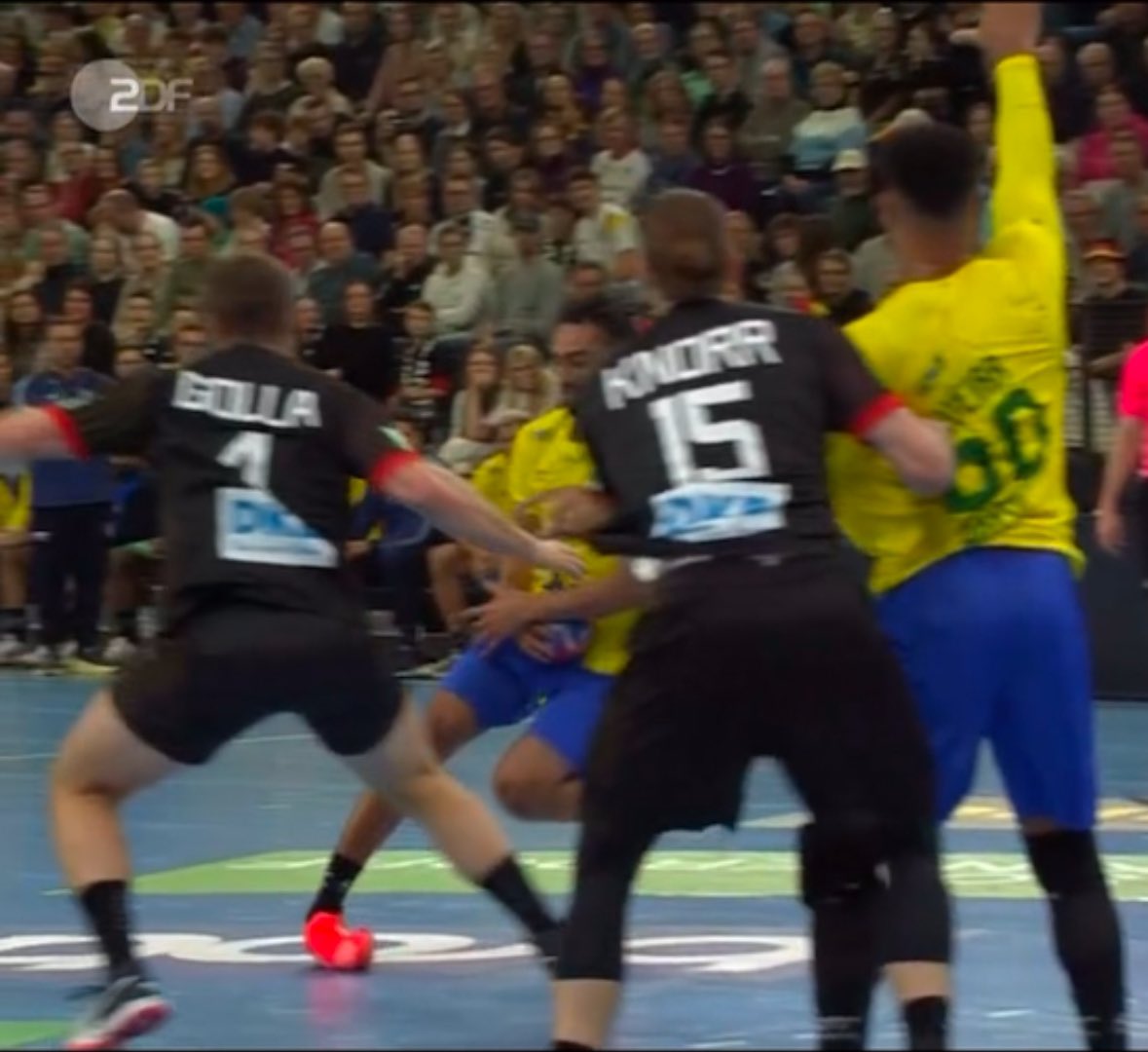 This is possibly very bad news for Brazil. Hugo Bryan Monte with an ankle injury in tonights test match versus Germany.
#handball
