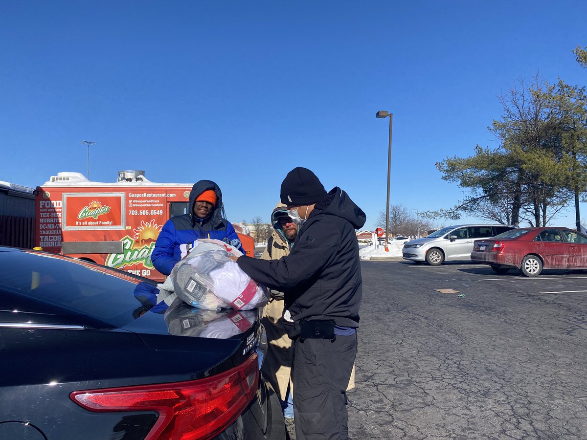 Breaking bread with our Tentville friends to give them a chance to eat and get some heat at the same time. Thanks to all B.R.A.V.E.458 supporters. You all are awesome🙏🏽 <a href="/PacasoRamirez/">Pacaso Ramirez</a>