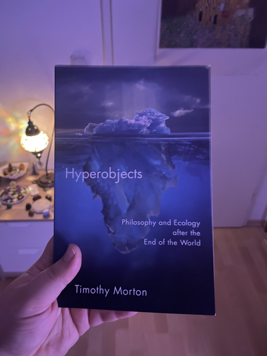 M_ockingjay_'s tweet image. kitapçıyla muhabbet ederken tematik seasonal kitap okumayı seviyorum dedim herif bana bu kitabı verdi 😅☠️