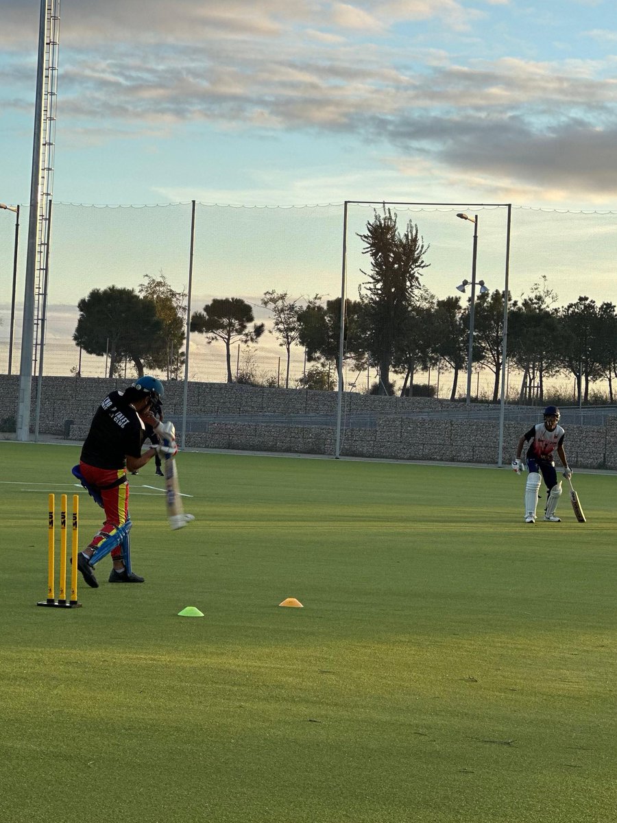 Aquí teniu algunes fotos de l'equip masculí sub19 en un dels partits amistosos que s'han jugat últimament! Queda poc per començar la lliga, i aquests partits amistosos ajuden a preparar-nos millor. 

Seguim! 😊🏏💪🏾

#criquetjove