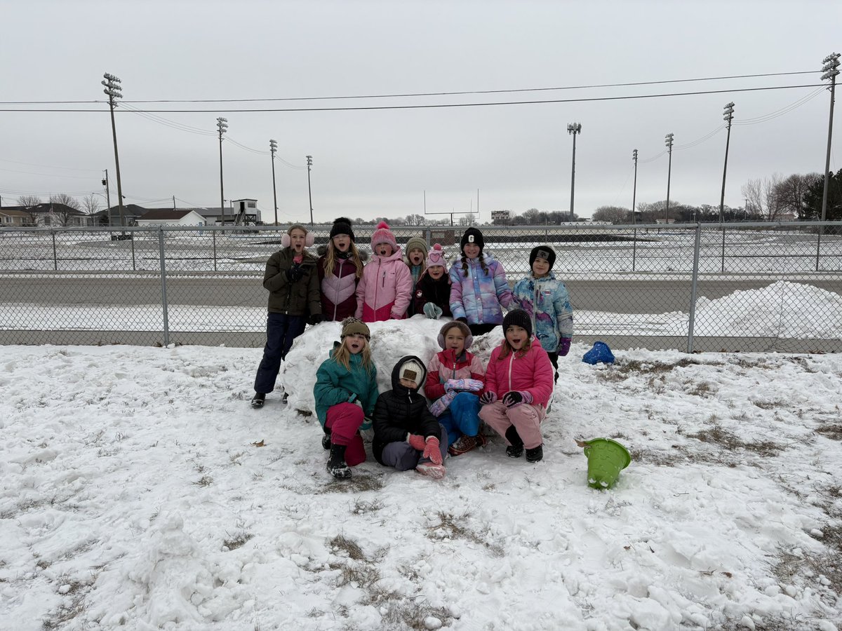 ashariseclassen's tweet photo. These kiddos don’t let the cold get in their way of having fun! 
3-2-1 Snowball! 
#emwolves https://t.co/FNpOaQfALm