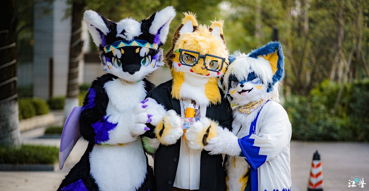 Moky is so short that even when he tiptoes, he is not as tall as others.
📷:<a href="/JadedSavior/">江兽</a> 
#FursuitFriday #furry #2024成都墨兽居