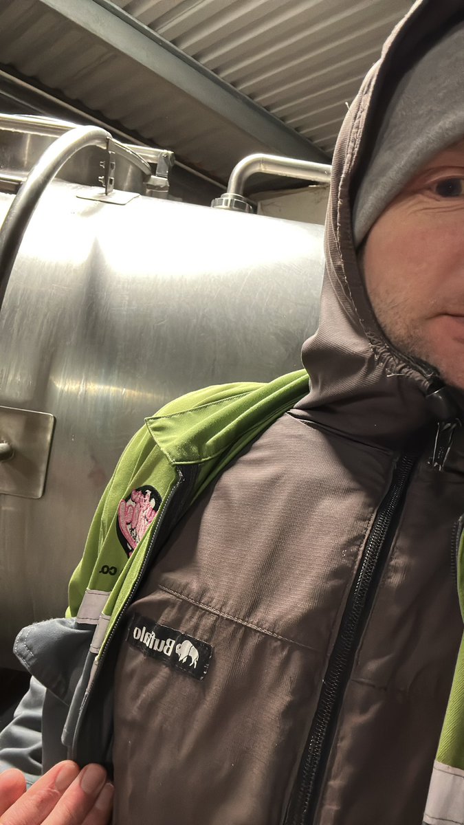 It’s freezing the milk in the pipes as we are working BUT I’m toasty warm in my <a href="/SheffieldMade/">Made In Sheffield</a> <a href="/buffalosystems/">Buffalo</a> coat 🔥.
Just need to close my Sheffield made HAT insulated roller shutter door now 🥰
The Only Way Is Made In Sheffield 🙌🏻