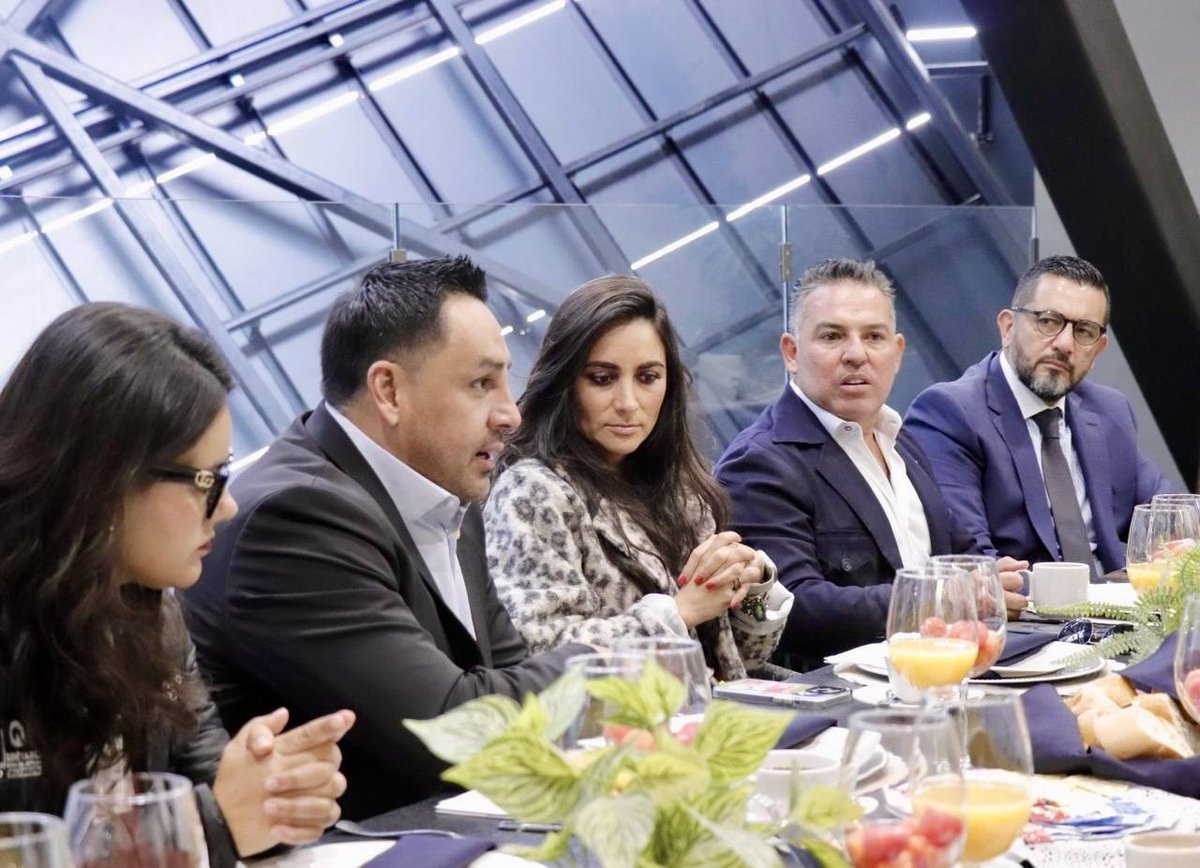 El arte de la conversación es el arte de escuchar y de ser escuchado.
William Hazlitt