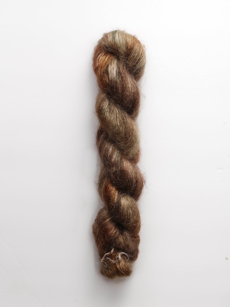 Check this out: January’s Natural Cover in Tosh Silk Cloud. Like a sweet forest faerie hiding under a leaf. 

(Tosh tip: This is the first time we’ve offered a Hue of the Moment in this luminous yarn. Why didn’t we do it sooner? Face palm.)

madelinetosh.com/products/tosh-…