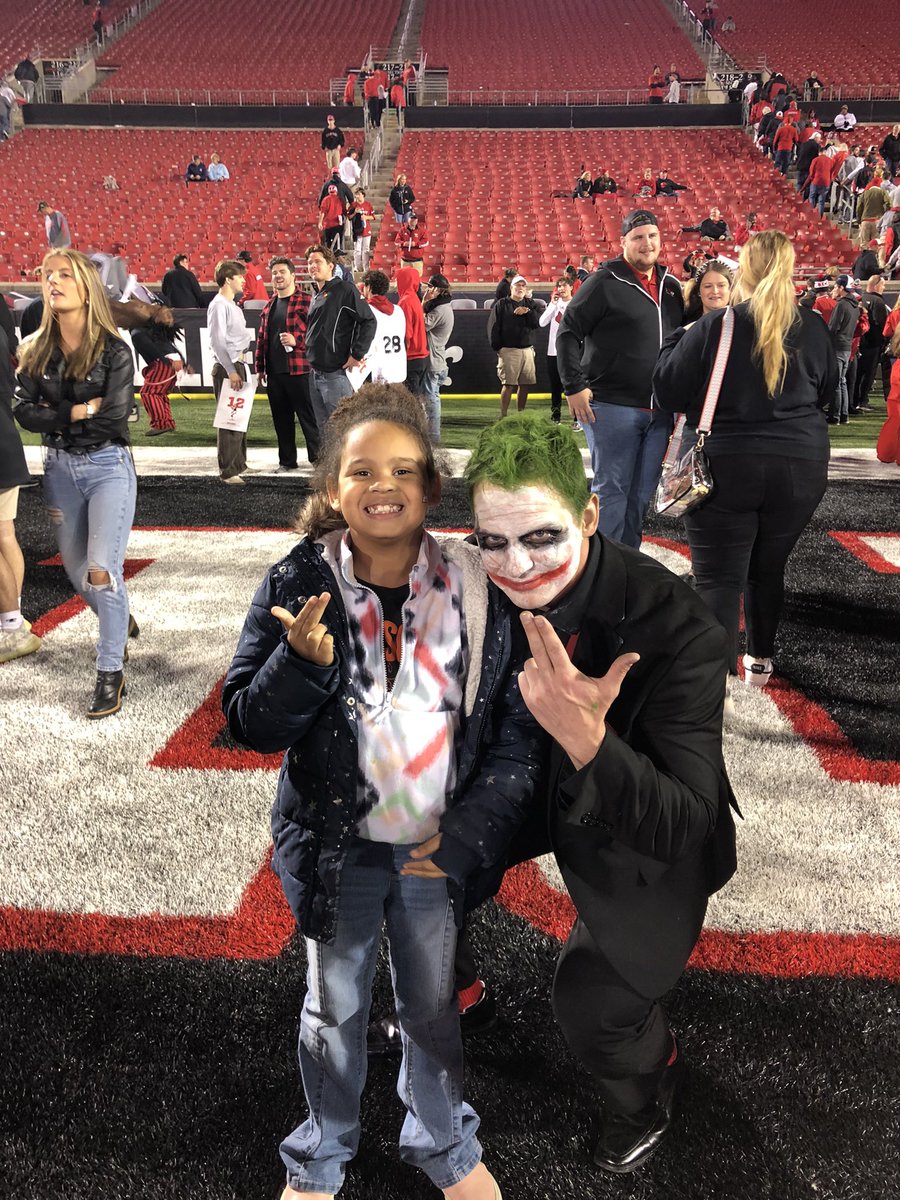 CoachCurranCAL's tweet photo. @DustyBakerTV Notre Dame game last season, my granddaughter had to get a picture with him. Dude was super cool 🃏 https://t.co/fQ4EjQLOGS