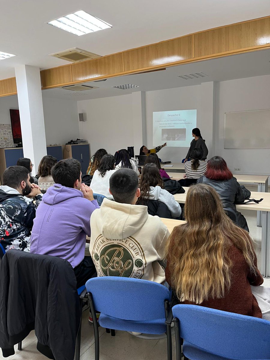 Hoy las profesoras Rosa Lozano y M. del Mar Susín, han visitado el CADE de Córdoba acompañando a los grupos de 2° Rae y 2° Producción. 
Allí les han ofrecido una charla informativa de todos los servicios que ofrece esta entidad para fomentar las creación de empresas.