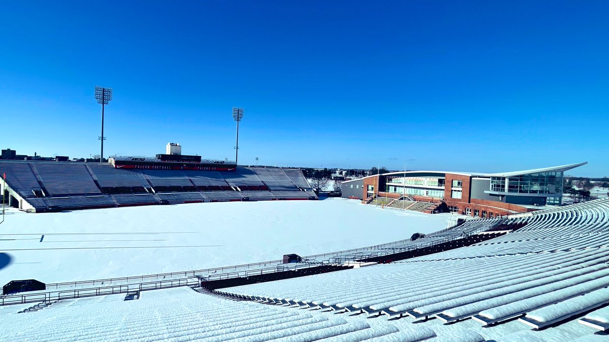 Sun on the crest of new fallen snow ☀️ ❄️
