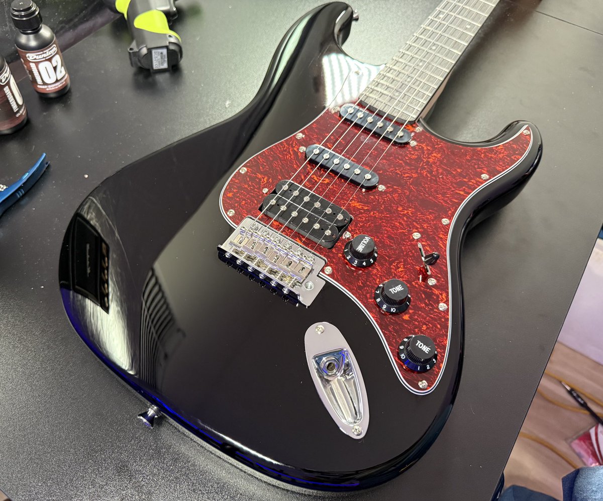 FretboardYT's tweet photo. I’ve gotta be honest, I’m kinda surprised at the quality of this ​  Donner Guitar… They recently had these for sale in their eBay store for $65 shipped. 

Perhaps my expectations were low because of price, but this guitar is a wild value for the money. Full Review coming soon! https://t.co/dcii93Kt1M