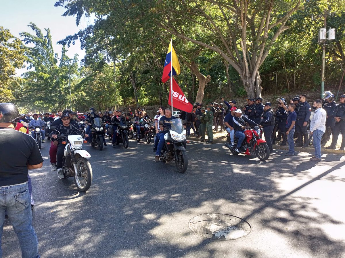 10:45 A.M. Una caravana de motorizados, liderada por la dirigente del PSUV, Nancy Villegas pasó justo enfrente de la concentración opositora convocada en la Conferencia Episcopal Venezolana.

<a href="/Ronaldo_Diiaz/">Josmer Diiaz</a>