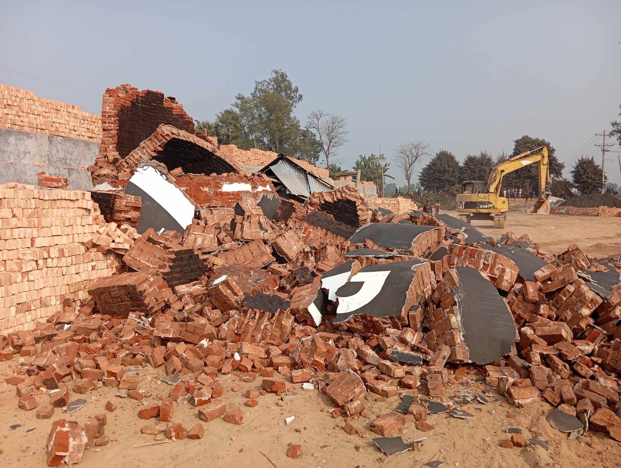 মির্জাপুরে ৭ ইটভাটার চিমনি ভেঙ্গে দিলো প্রশাসন