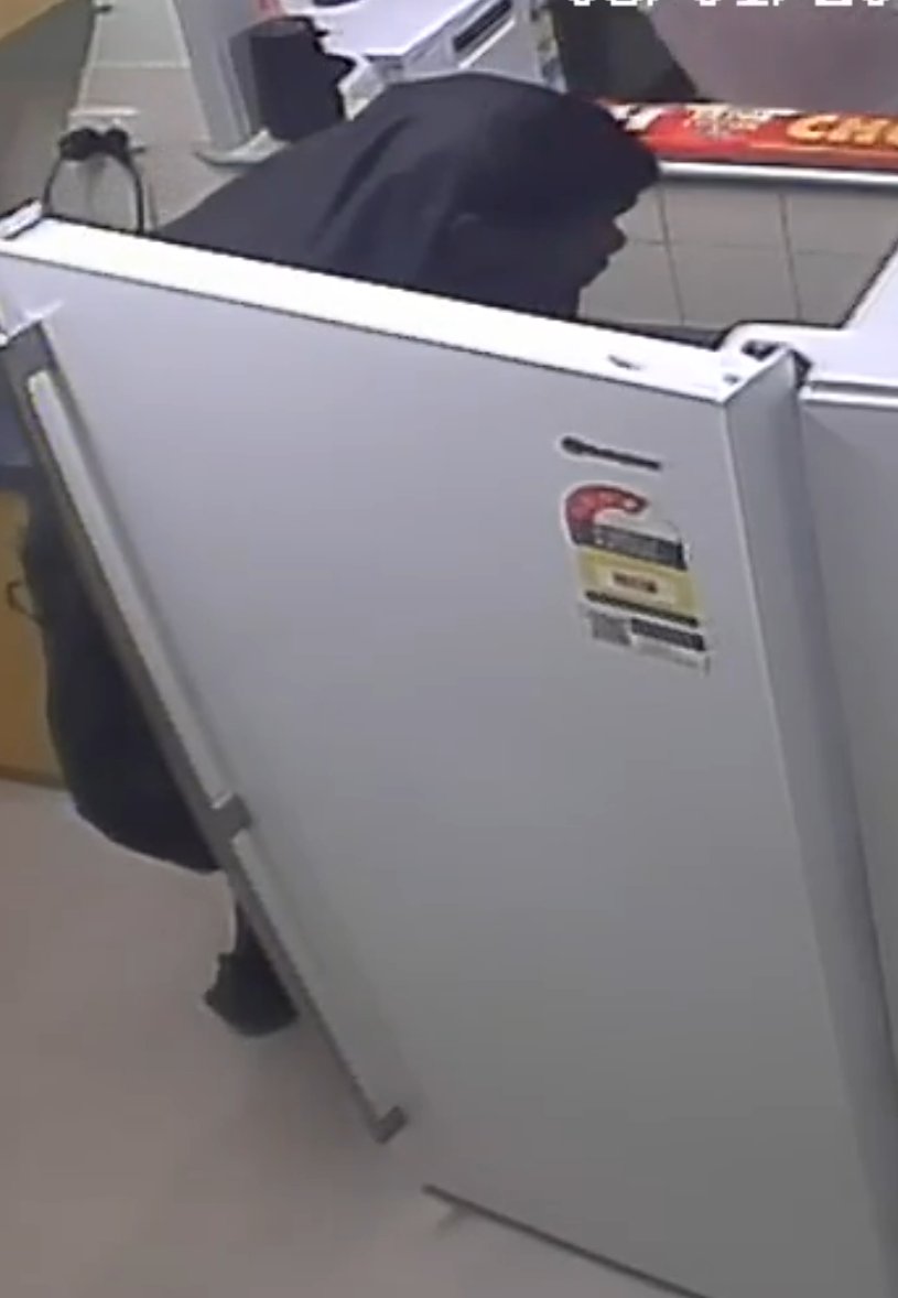WyndhamPol's tweet photo. Wyndham Police are seeking the communities assistance to identify the below individuals who may be able to assist with enquiries into a Burglary.
Any information to Wyndham Police 9161 0400 or Crime Stoppers 1800 333 000. Reference 030125113018546. #fb https://t.co/alqwzQ9JfY