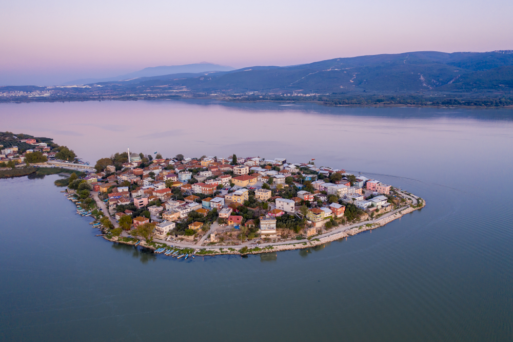 📍 Bursa Gölyazı: Cennetten Bir Köşe 💙

Mis gibi doğa havası ve tarihin izleriyle büyüleyen Gölyazı, tam bir huzur durağı. 🌿✨

💧 Gölyazı’da Neler Yapılır?
🚤 Sandalla göl turu yapıp gün batımını izleyebilirsin.
🎣 Balıkçı köyünün sakin atmosferinde balık tutmayı