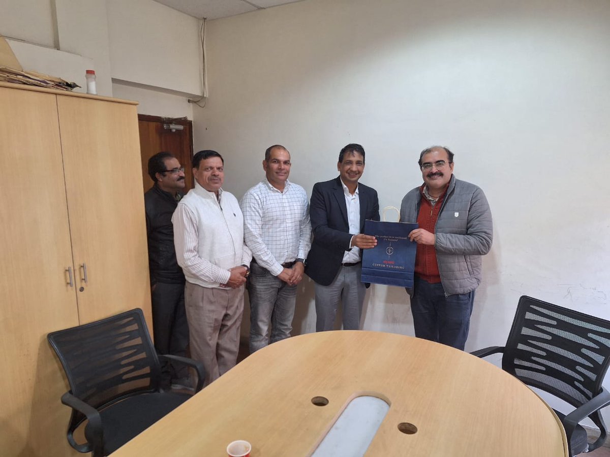 On occasion of Customer Day safety clinic was conducted at premises of our industrial customer M/S HNG where their employees were briefed on safety protocols,along with cake cutting <a href="/DirMktg_iocl/">Director (Marketing), IndianOil</a> <a href="/IndianOilcl/">Indian Oil Corp Ltd</a> <a href="/DelhiIocl/">IOCL_Delhi State Office</a>