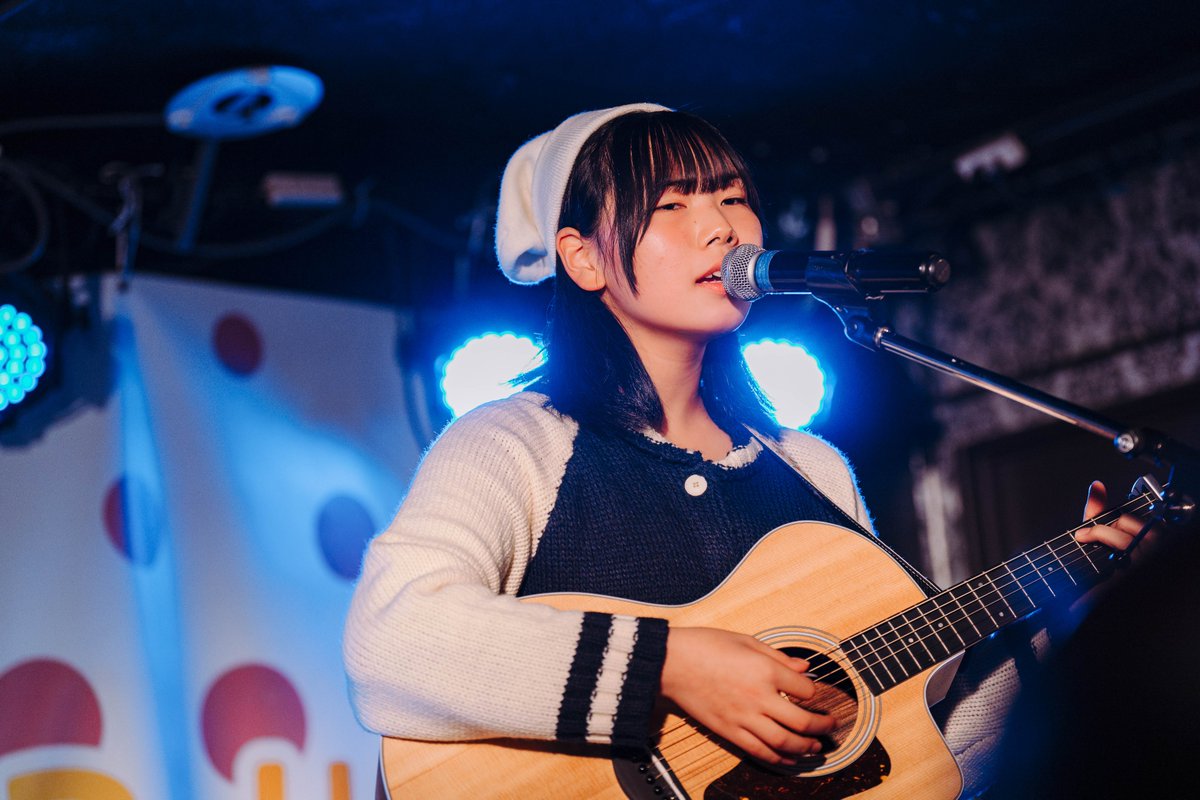 qdepY4jsFwXa2Y1's tweet photo. #LittleBell ~ #GoOsaka ~vol.5
#NewYear堀江1day @HorieGoldee
2部二番手は、スヌちゃんこと澤田和奏さん
久しぶりのステージに、緊張気味も歌唱、弾き語りと魅せてくれました
JC1にして愛知から大阪まで、一人で遠征は凄いです
もっと聴いていたい存在です！！
#澤田和奏 @sunu_chaaan #JC1 https://t.co/uZDWYLano9