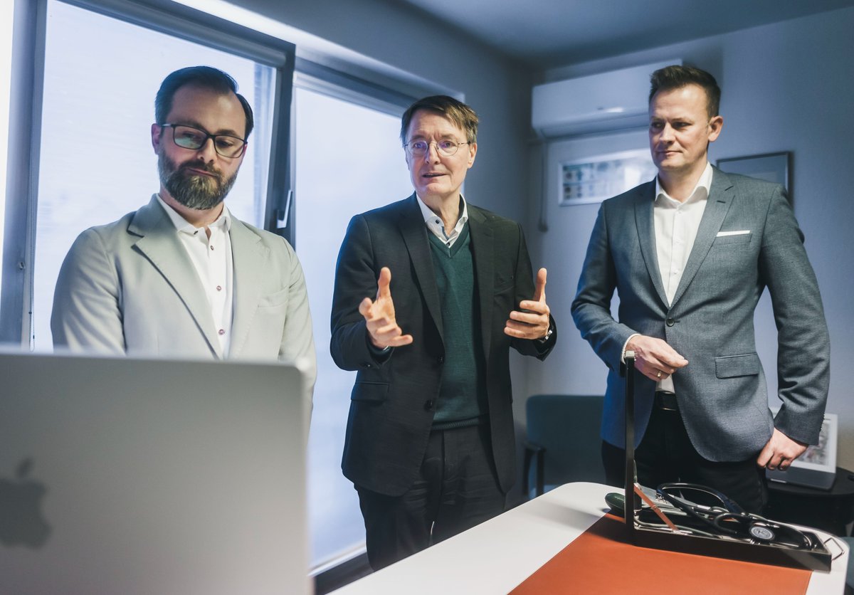 Die #epaFürAlle wird zuerst in Modellregionen getestet. Eine Pilot-Praxis hat <a href="/Karl_Lauterbach/">Prof. Karl Lauterbach</a> heute in Köln besucht: „Voll digitalisierte Praxen wie hier wollen wir künftig überall sehen. So bringt die #epa enorme Vorteile für die Patienten.“