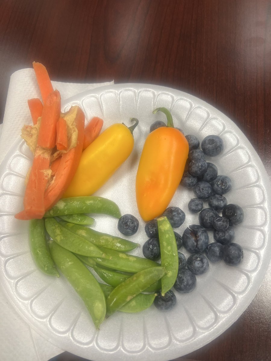 Cummings_Alief's tweet image. @Cummings_Alief we eat something healthy everyday!!
#setUpforSuccess!! @AliefISD @AliefWellness