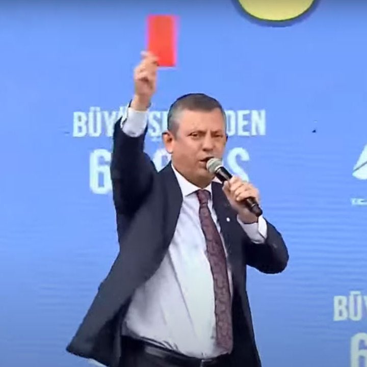 Muhalefette olmak çok güzel değil mi?
Özgür ÖZEL çıkıyor sürprizim var diyor. 

Nedir diyorsun Cumhurbaşkanı Recep Tayyip Erdoğan'a kırmızı kart gösterin diyor.

Şimdi ben bunu söyleyen bir sürü danışmanları olan parti liderini ciddiye alıp oy mu vermeliyim?

#kirmizikart