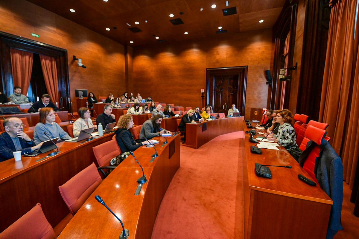 📸 El president d'<a href="/Esquerra_ERC/">Esquerra Republicana</a>, <a href="/junqueras/">Oriol Junqueras 🎗️</a>, i la secretària general, <a href="/Elisendalamany/">Elisenda Alamany</a>, s'han reunit amb el grup parlamentari al #Parlament.

Treballem per avançar nacionalment i socialment! ✊