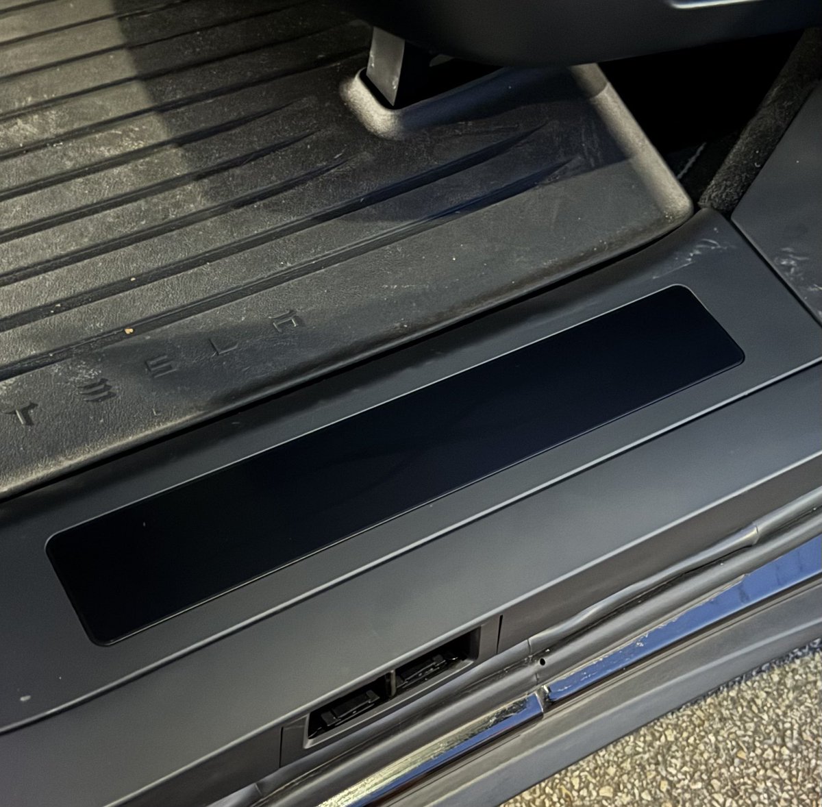 Laird7's tweet photo. I sleep easier knowing my instrument display, glass side panels, door sills, and passenger side matte PPF to match the driver’s side matte PPF, aren’t get scratched anytime soon.

#tesla #teslamotors #modelx #XPEL #supercustom https://t.co/nhKjBWCWEk