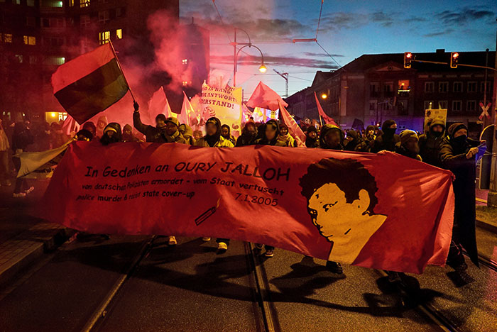 Im Gedenken an Oury Jalloh demonstrierten am 7. Januar 2005 ca. 800 Menschen in #Dessau. 20 Jahre Vertuschung der Todesumstände durch Polizei und Justiz, aber auch 20 Jahre unermüglicher Kampf um Aufklärung und Gerechtigkeit.
Fotos: umbruch-bildarchiv.org/oury-jalloh-20…
#OuryJalloh #DasWarMord